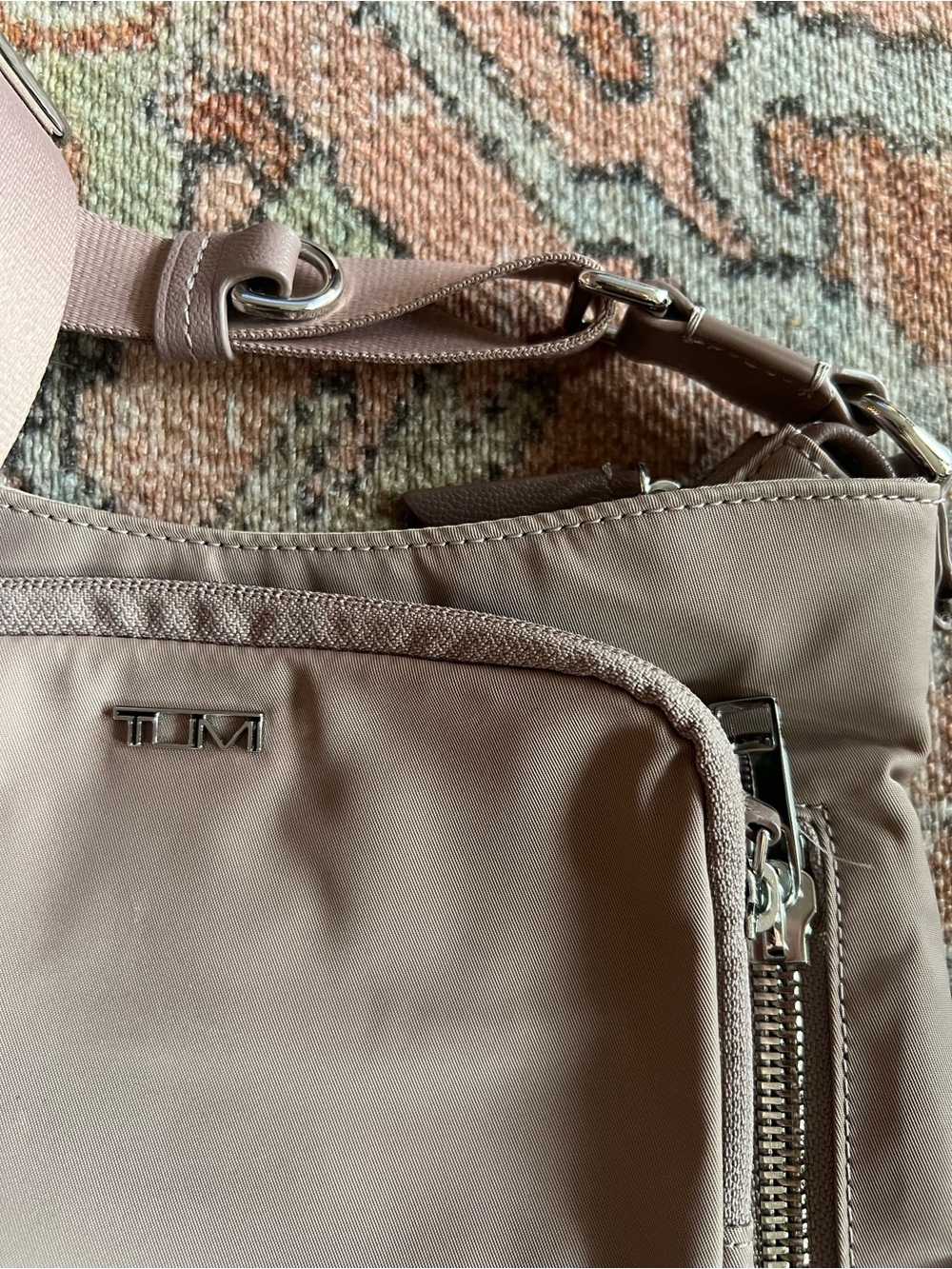 NWOT NEW TUMI Voyageur Tyler Nylon Crossbody Bag Mauve Dusty Pink, Color Mink - Picture 4 of 7